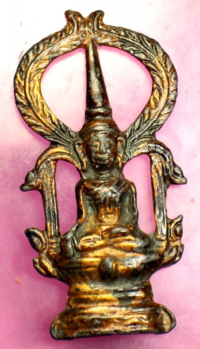 พระเชียงรุ้ง ซุ้มฉลุ หลังเจดีย์