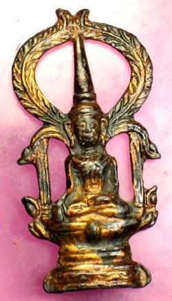 พระเชียงรุ้ง ซุ้มฉลุ หลังเจดีย์